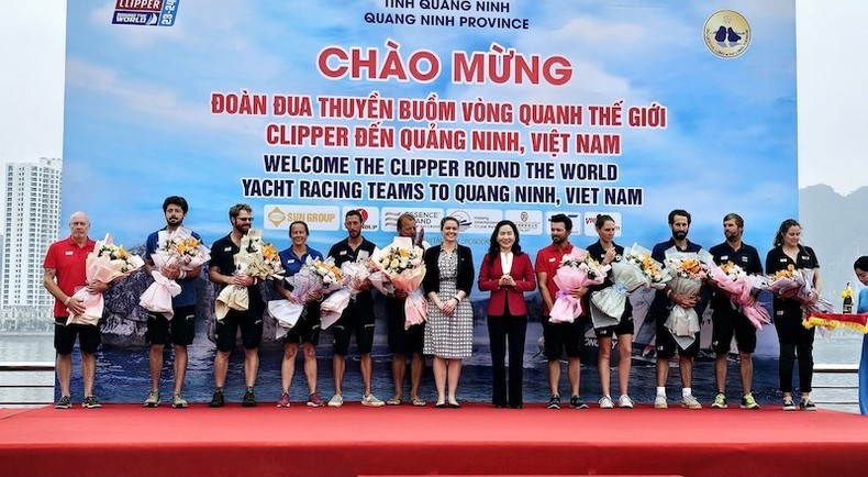 Flowers are presented to the sailing teams. (Photo: NDO/Quang Tho)