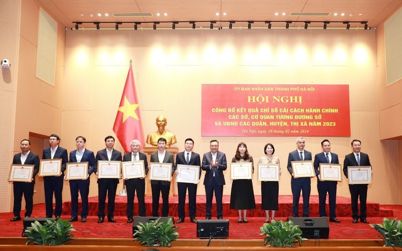 Chairman of the Hanoi People's Committee Tran Sy Thanh presents certificates of merit to collectives with outstanding achievements in administrative reform in 2023 (Photo: NDO/Viet Thanh)