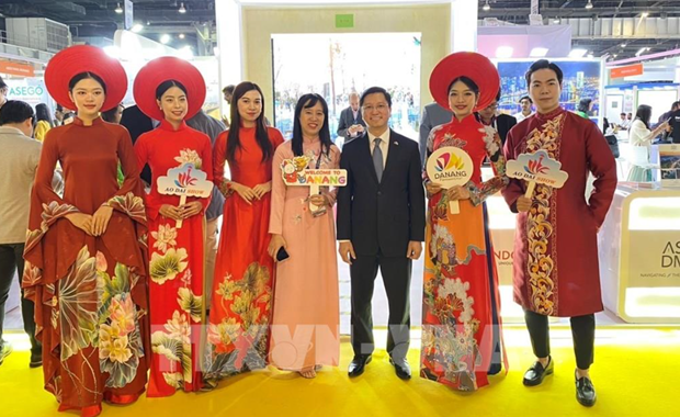 Vietnamese Ambassador to India Nguyen Thanh Hai (third from right) and representatives from Da Nang city's Tourism Department at the fair. (Photo: VNA)