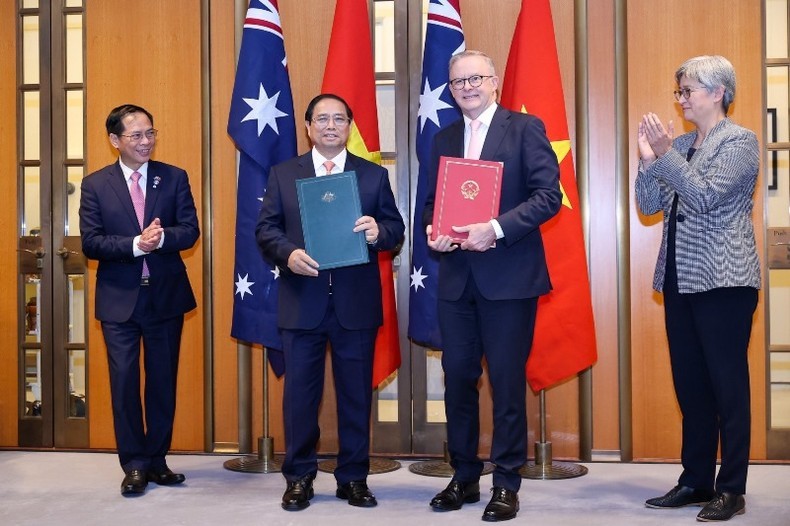 Prime Minister Pham Minh Chinh and his Australian counterpart Anthony Albanese exchange the joint statement on the elevation of Vietnam-Australia relations to a comprehensive strategic partnership. (Photo: VNA)