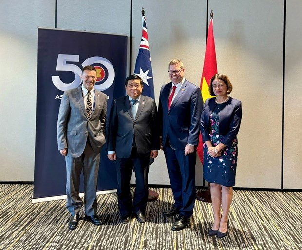 Vietnamese Minister of Planning and Investment Nguyen Chi Dung and Australian Minister for International Development and the Pacific Pat Conroy at their meeting in Australia. (Photo: VNA)