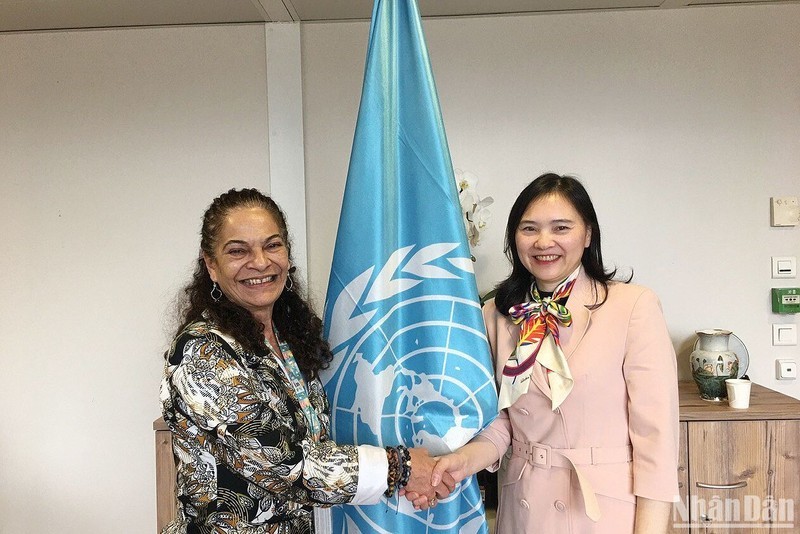 Ambassador Nguyen Thi Van Anh meets UNESCO Assistant Director-General for Natural Sciences Lidia Arthur Brito. (Photo: NDO)