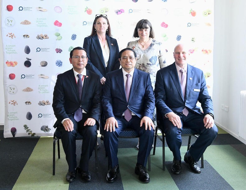 Prime Minister Pham Minh Chinh and leaders of the Plant and Food Research Centre of New Zealand. (Photo: NDO) 