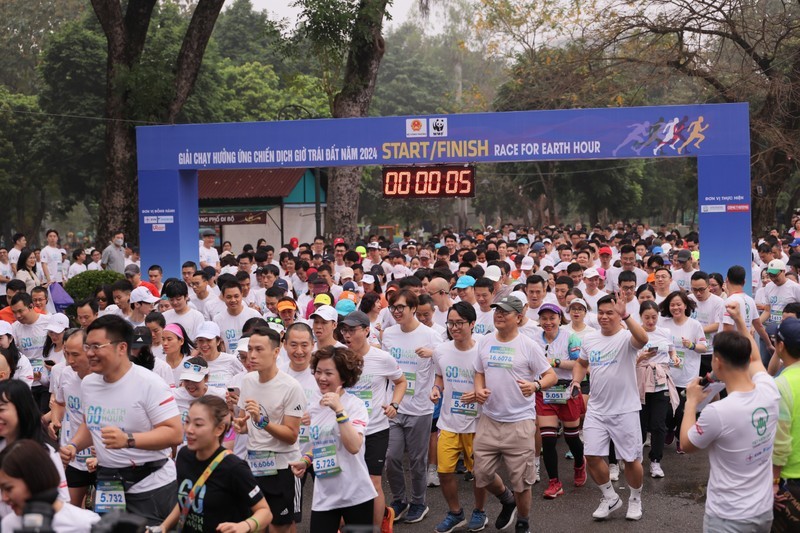 Nearly 1,500 people join the running event in response to the Earth Hour campaign.