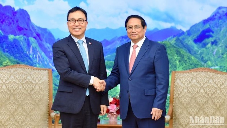 PM Pham Minh Chinh and RoK Ambassador Choi Young Sam. (Photo: NDO/Tran Hai)