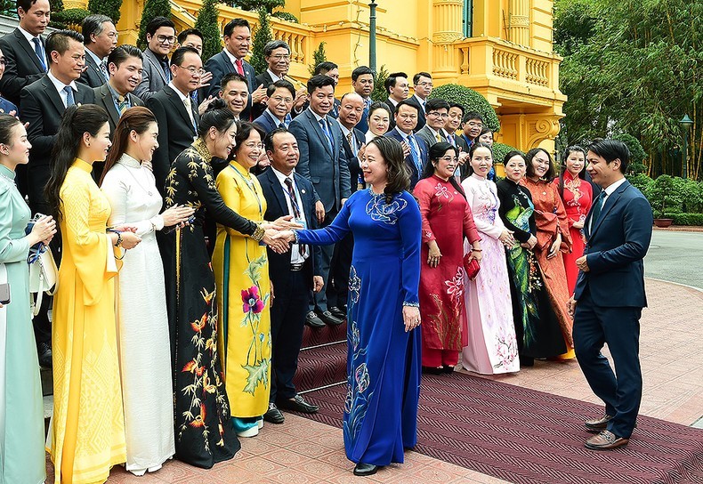 Acting President Vo Thi Anh Xuan meets delegates from the Vietnam Young Entrepreneurs’ Association in Hanoi on March 25.