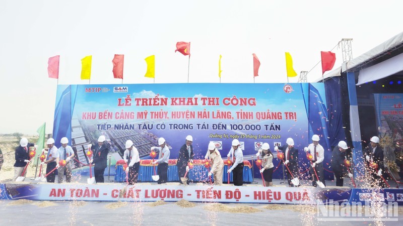 The ceremony to kick off construction of My Thuy Port. (Photo: NDO)