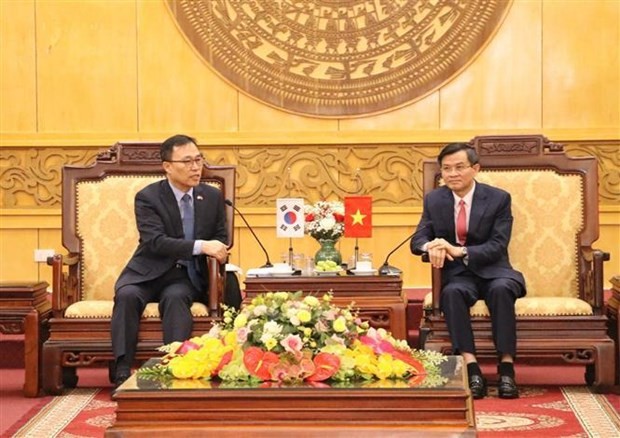 At the meeting between Secretary of the Party Committee of Ninh Binh province Doan Minh Huan (R) and Korean Ambassador to Vietnam Choi Young-sam. (Photo: VNA)