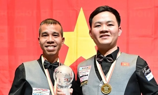 Tran Quyet Chien (left) and Bao Phuong Vinh win the World Championship Three-Cushion National Teams on early March 25. (Photo: Billiard1)