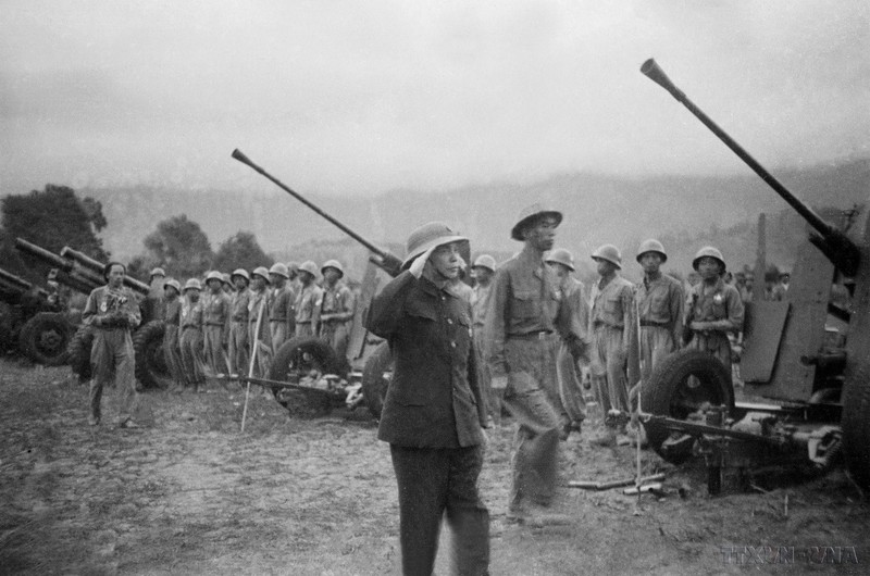 General Vo Nguyen Giap reviews the units taking part in the Dien Bien Phu Campaign right on the front line. (Photo: VNA)