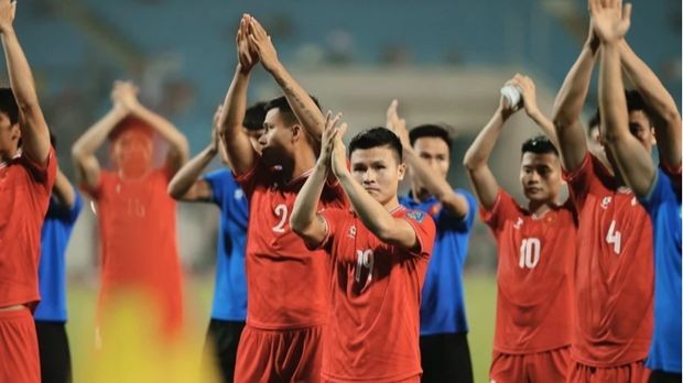 Midfielder Nguyen Quang Hai (number 19) joins his teammates to express thanks to fans in My Dinh Stadium on March 26 (Photo: VNA)