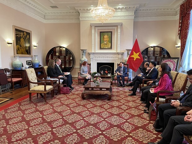 At the meeting between Deputy Prime Minister Le Minh Khai (R) and representatives of Dell Group in the US. (Photo: VNA)