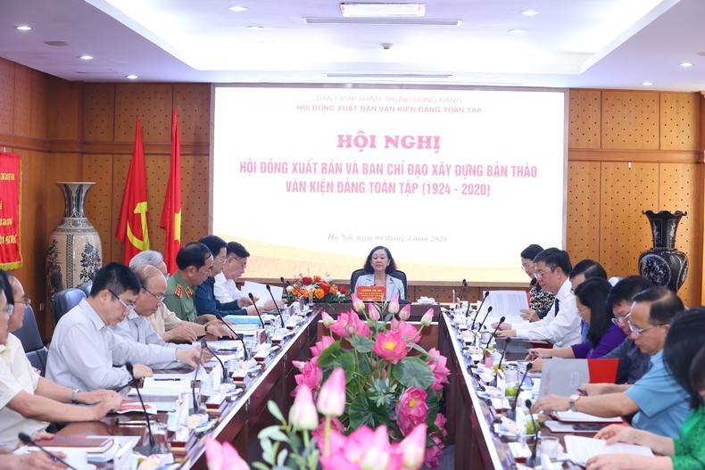 Politburo member, permanent member of the CPV Central Committee’s Secretariat and head of the Committee’s Organisation Commission Truong Thi Mai speaks at the meeting. (Photo: VNA)