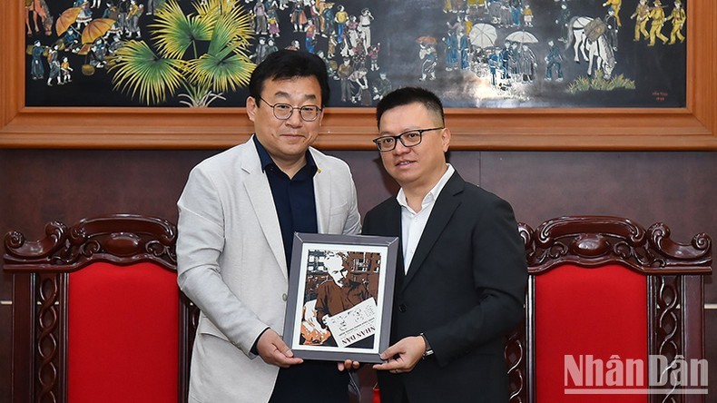 Nhan Dan's Editor-in-chief Le Quoc Minh and President of the Journalists Association of Korea Park Jong Huyn.