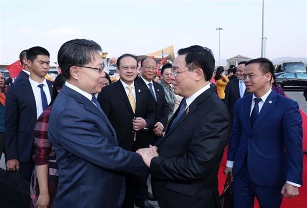 Chinese officials bid farewell to NA Chairman Vuong Dinh Hue. (Photo: VNA)