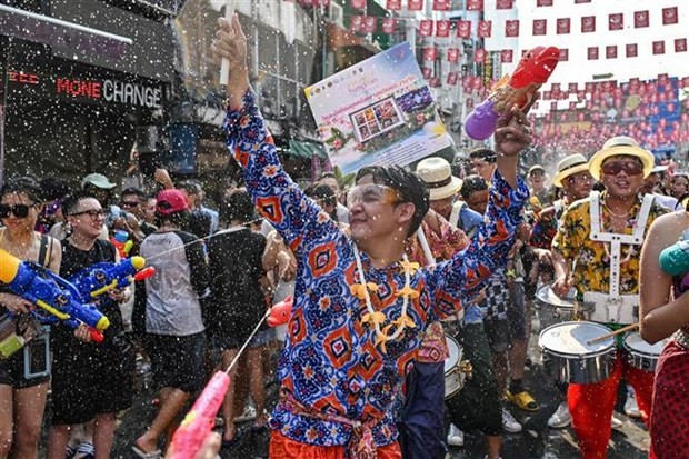 Locals participate in the Songkran water festival in Bangkok, Thailand, on April 12, 2024. (Photo: AFP/VNA)