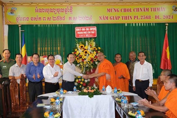 Leaders of the Mekong Delta city of Can Tho on April 12 visit and extend greetings to the city’s Patriotic Clergy Solidarity Association on the occasion of Chol Chnam Thmay. (Photo: VNA)