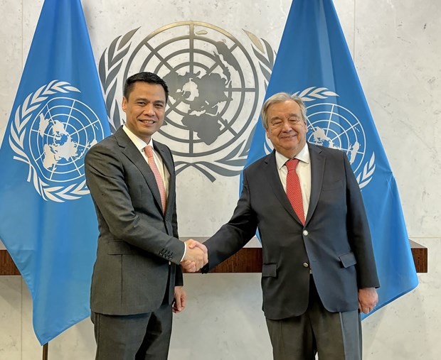 Ambassador Dang Hoang Giang, Permanent Representative of Vietnam to the UN (L) shakes hands with UN Secretary General at the working session on April 11, 2024 in New York. (Photo: VNA)