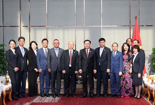 Chairman of the National Assembly Vuong Dinh Hue meets leaders of Yunnan Provincial Energy Investment Group Co., Ltd (YEIG) (Photo: VNA)