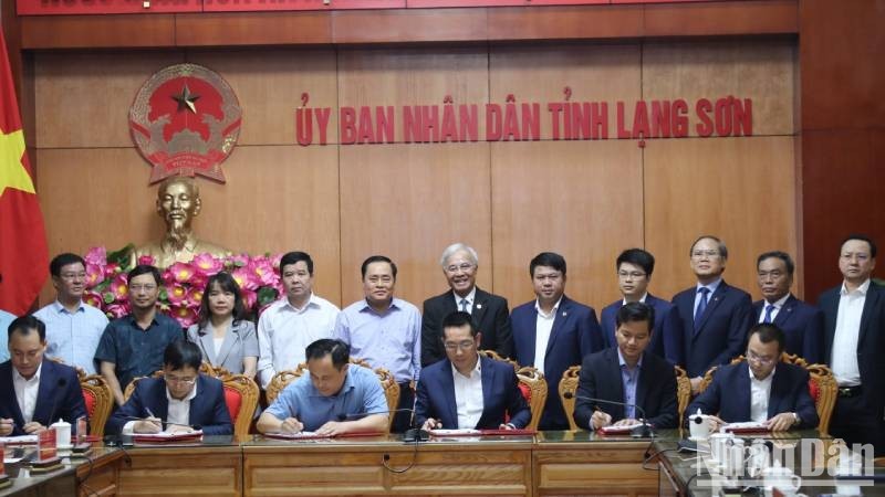 The contract-signing ceremony between Lang Son Province and investors.