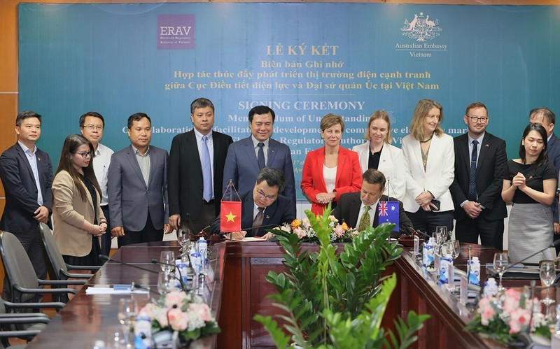 The signing ceremony between the Australian Embassy and the Electricity Regulatory Authority of Vietnam.