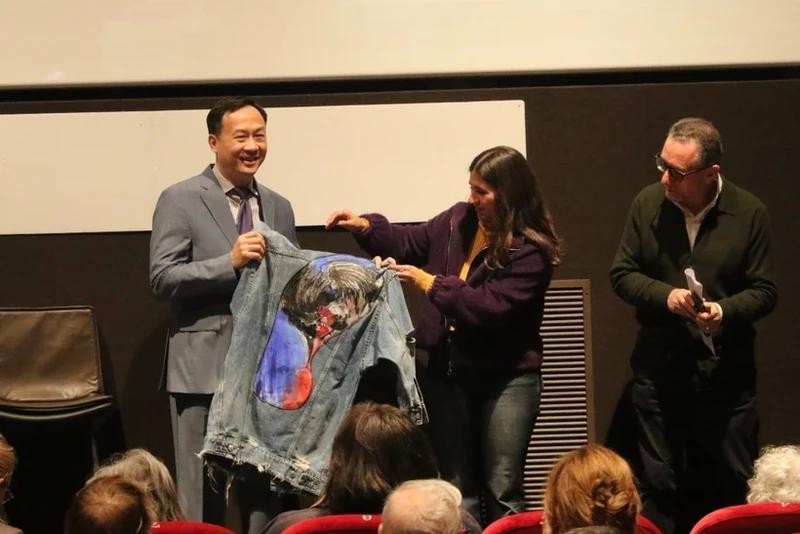 Vietnamese Ambassador to Italy Duong Hai Hung represents the film crew of “Ben trong vo ken vang” to receive the best feature film award at the 21st Asian Film Festival on April 17. (Photo: VNA)