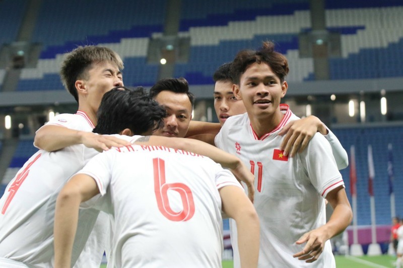 Vietnamese players celebrate after scoring a goal against Kuwait on April 17. (Photo: VFF)