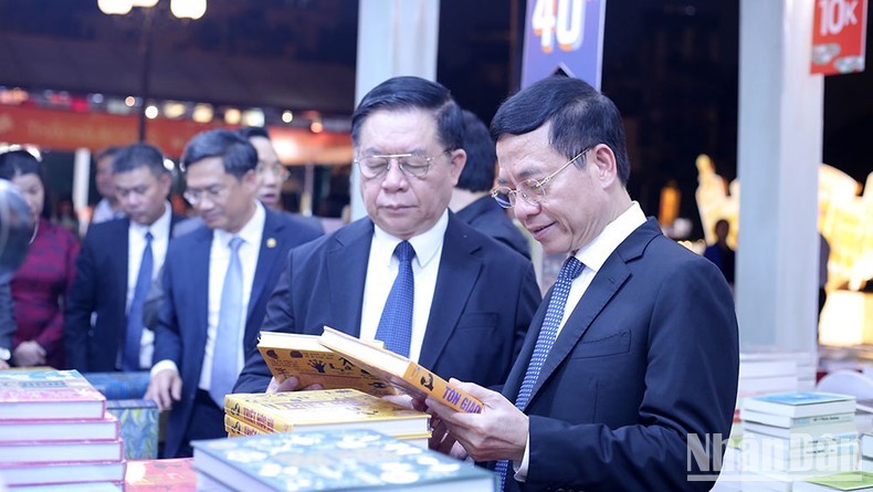 Head of the Central Commission for Communication and Education Nguyen Trong Nghia and Minister of Information and Communications Nguyen Manh Hung at the event.