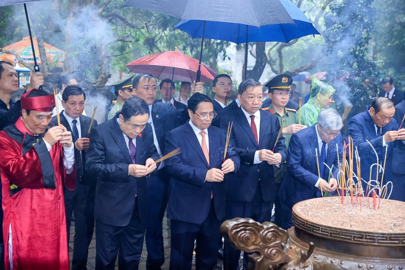 PM Pham Minh Chinh offers incense to the Hung Kings on April 18. (Photo: VGP)