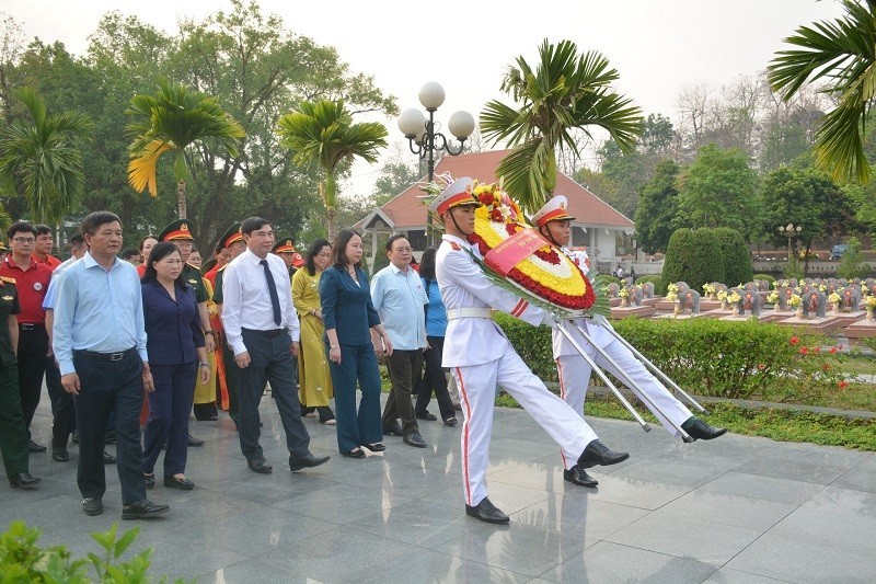 Acting President Vo Thi Anh Xuan pays tribute to fallen soldiers at the A1 Martyrs Cemetery.