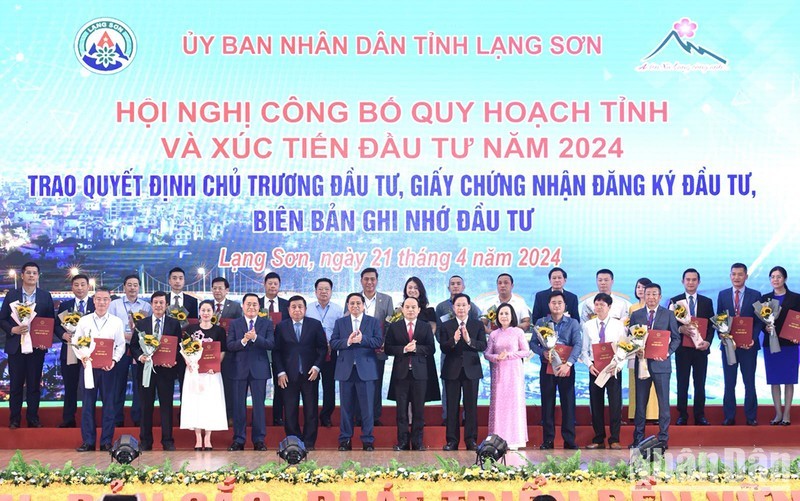 Prime Minister Pham Minh Chinh and delegates at the conference. (Photo: NDO)
