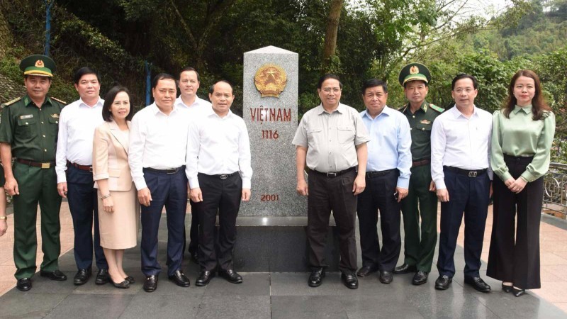 Prime Minister Pham Minh Chinh inspects border marker 1116 at the Huu Nghi International Border Gate in Lang Son province. (Photo: NDO)