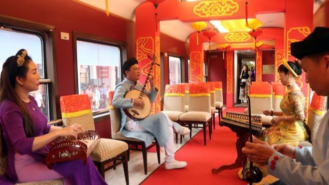 A musical performance on the "Central Heritage Connection" train. (Photo: VNA)