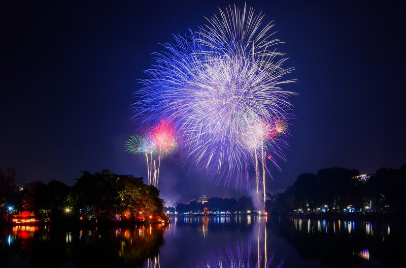 A firework display over Hoan Kiem Lake in Hanoi. (Photo: NDO)