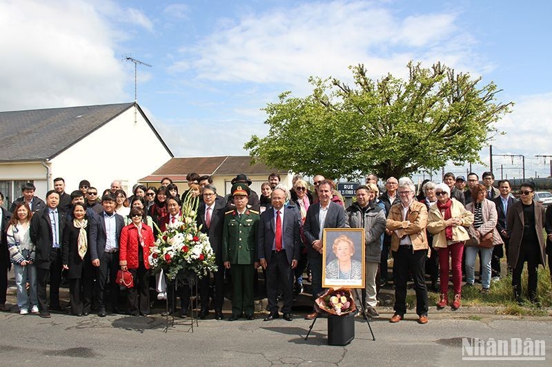 Participants in the commemoration of Raymonde Dien in Saint-Pierre-des-Corps city on April 27 (Photo: NDO)