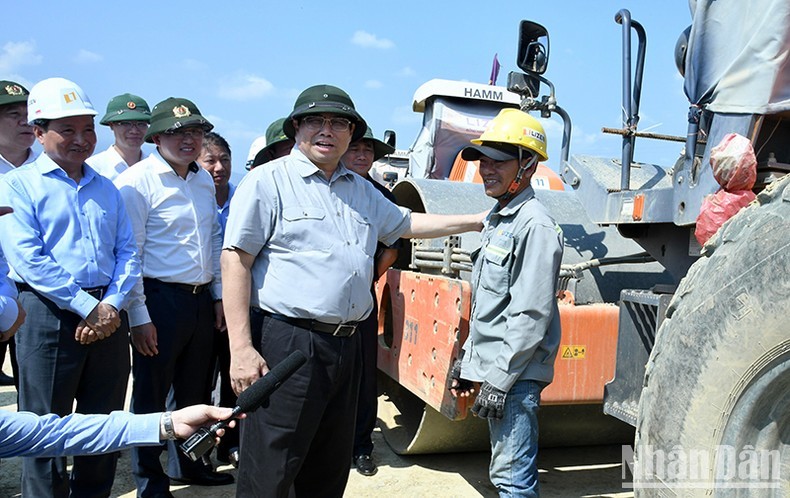 PM Pham Minh Chinh talks to a worker at the construction site of the Van Phong - Nha Trang expressway project on April 29. (Photo: NDO)