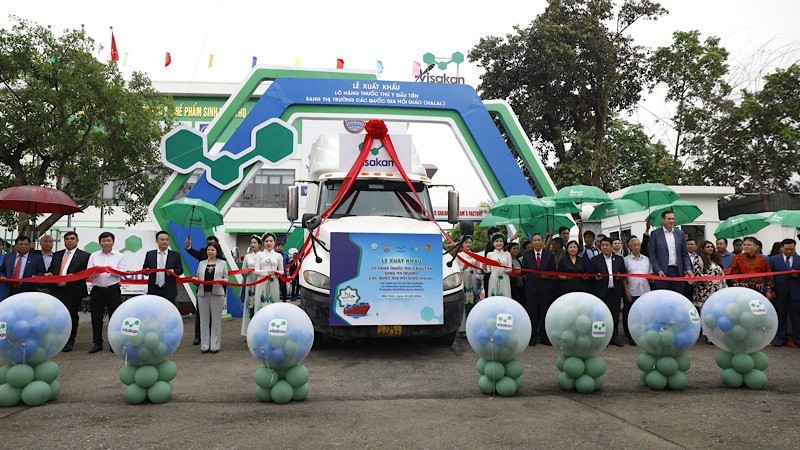 Visakan holds a ceremony in the northern province of Bac Ninh to mark its first shipment of veterinary medicine to a Halal market.