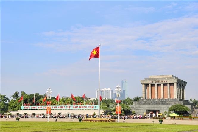 People line up to visit the Mausoleum of President Ho Chi Minh. (Photo: VNA)