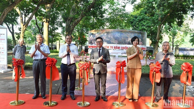 The ribbon-cutting ceremony to open the exhibition. (Photo: NDO)