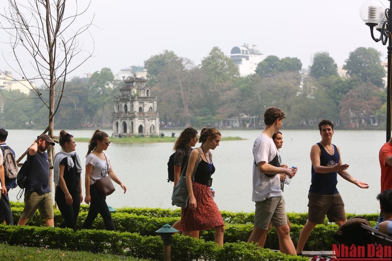 Foreign tourists in Hanoi. (Photo: NDO/Thanh Dat)
