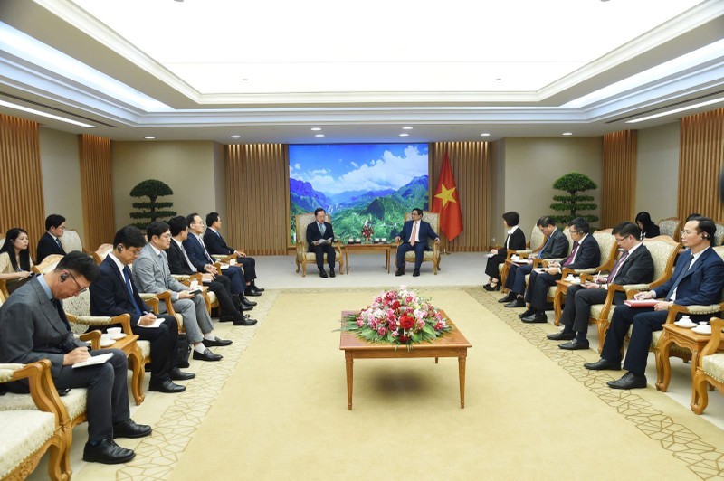 PM Pham Minh Chinh receives CFO of Samsung Electronics Park Hark-kyu in Hanoi on May 9. (Photo: NDO)