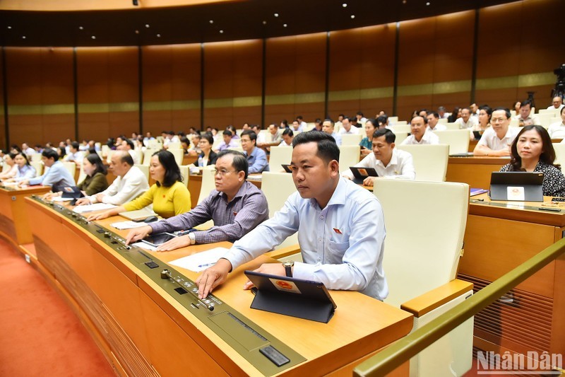 National Assembly deputies vote to amend the agenda of the parliament's plenary meeting. (Photo: Thuy Nguyen)