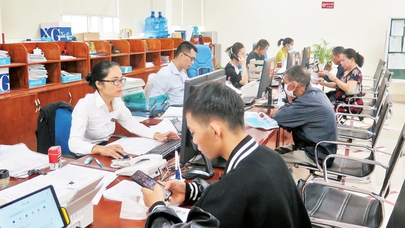 Conducting administrative procedures at the Lang Son Public Administration Service Centre. (Photo: Hung Trang)