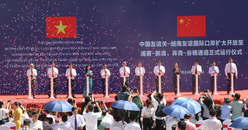 Ceremony to open three routes for freight transport and customs clearance at the international border gate pair of Huu Nghi (Vietnam) – Youyi Guan (China). (Photo: VNA)