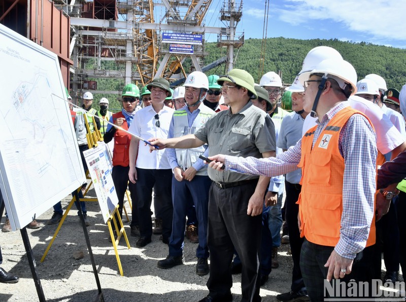 Prime Minister Pham Minh Chinh inspects the Quang Trach 1 thermal power project in Quang Dong commune, Quang Trach district of Quang Binh.