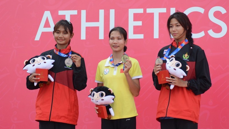 Le Thi Tuyet Mai (centre) wins the gold medal in the women's 400m run event.