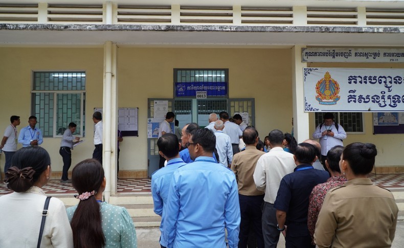 Voters at a polling station for the local council election. (Photo: Nguyen Hiep)