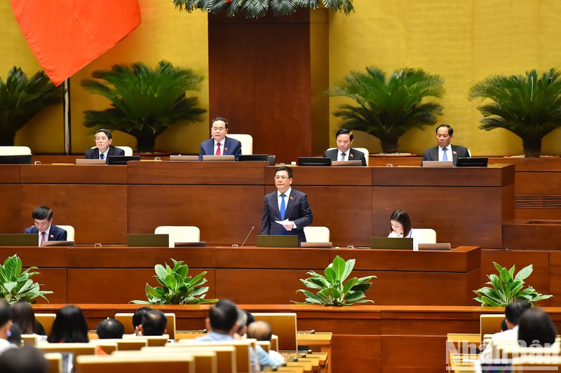 Minister of Industry and Trade Nguyen Hong Dien speaks at the NA's question-and-answer activity in Hanoi on June 5 (Photo: NDO).