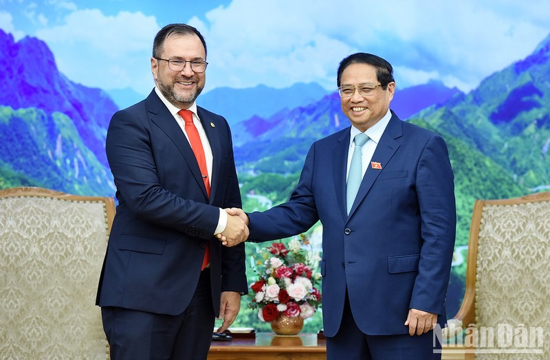 Prime Minister Pham Minh Chinh receives Venezuelan Minister of Foreign Affairs Yvan Gil Pinto in Hanoi on June 8. (Photo: Tran Hai)