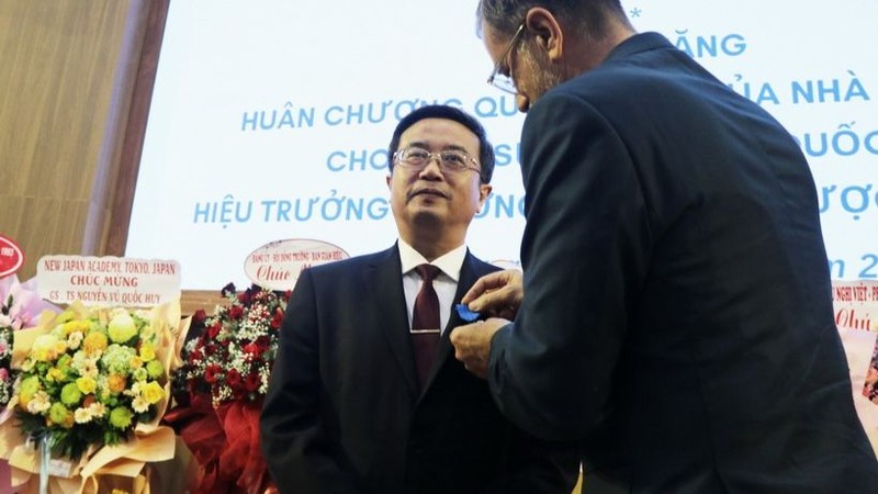 Professor Nguyen Vu Quoc Huy receives the French National Order of Merit. (Photo: VNA